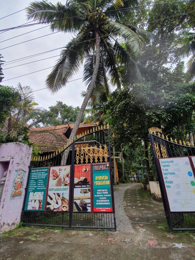 Thriphala Ayurveda Yogashram Lejlighed Thiruvananthapuram Eksteriør billede